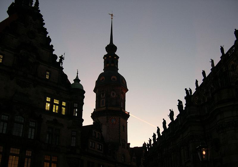 2004-11-25, Schloß und Hofkirche.jpg